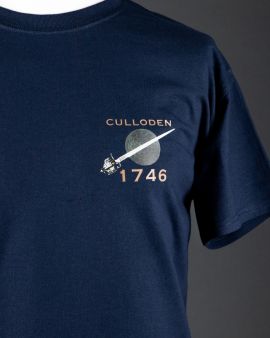 The right hand corner of the shirt has  a small targe and a sword. Above says 'Culloden' and below '1746.'